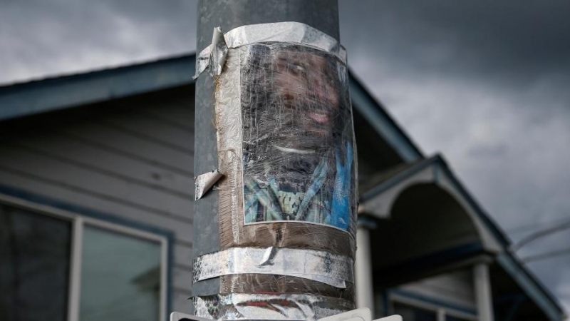 Una fotografía de Manuel Ellis, quien murió bajo la custodia policial de Tacoma en marzo. REUTERS / Lindsey Wasson