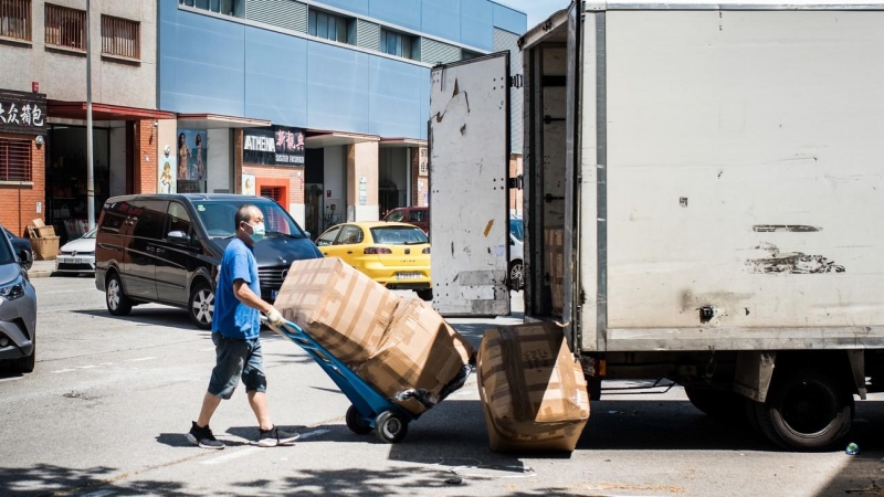 Un treballador del Polígon Sud de Badalona descarrega un camió per portar les mercaderies a una botiga. Miguel Velasco Alemndral.