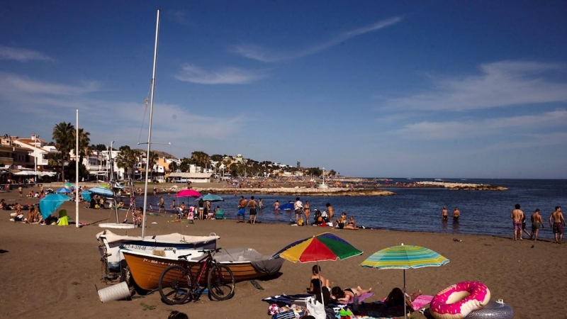 Numerosas personas disfrutan este miércoles del buen tiempo en la playa de Pedregalejo de Málaga, en el tercer día de la fase 3 de desconfinamiento. EFE/ Jorge Zapata