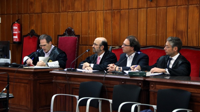 L'exalcalde de Torredembarra Daniel Masagué, al costat del seu advocat, Pau Simarro, durant la lectura de l'acord de conformitat a l'Audiència de Tarragona. ACN/ROGER SEGURA