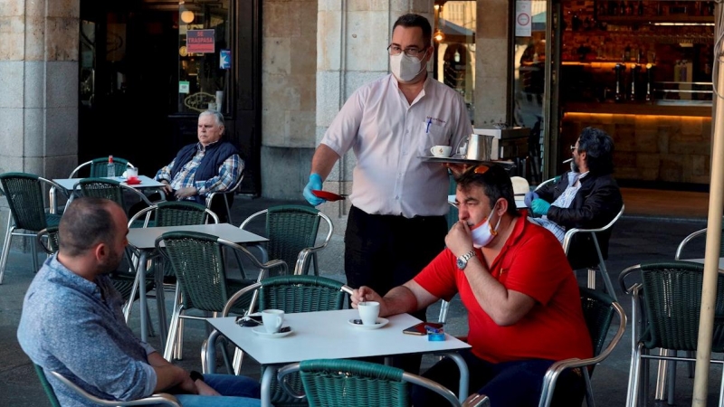 Un camarero sirve a los clientes en su bar de la Plaza Mayor de Salamanca. EFE/JM García