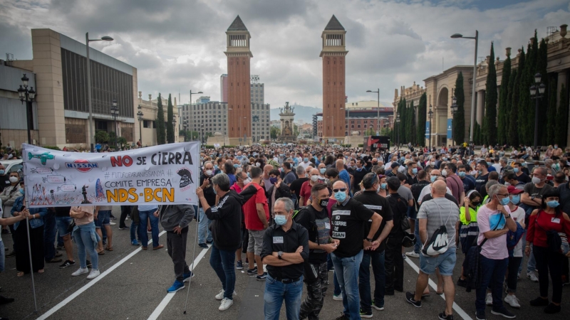 Una multitud de persones es concentra durant una nova manifestació de treballadors de Nissan, aquesta vegada a la Plaça d'Espanya, com a protesta per l'anunci, fa dues setmanes, del tancament per part de la companyia d'automòbils de les plantes de la Zona