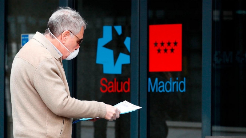 Un hombre frente a un centro de salud de la Comunidad de Madrid. EFE