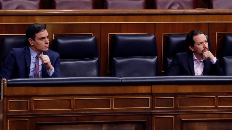 Pedro Sánchez y Pablo Iglesias durante un pleno en el Congreso de los Diputados. - EFE