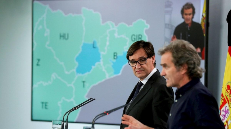 El Ministro de Sanidad, Salvador Illa (i), y el director del Centro de Coordinación de Alertas y Emergencias Sanitarias, Fernando Simón, durante una rueda de prensa. EFE/Kiko Huesca/Archivo