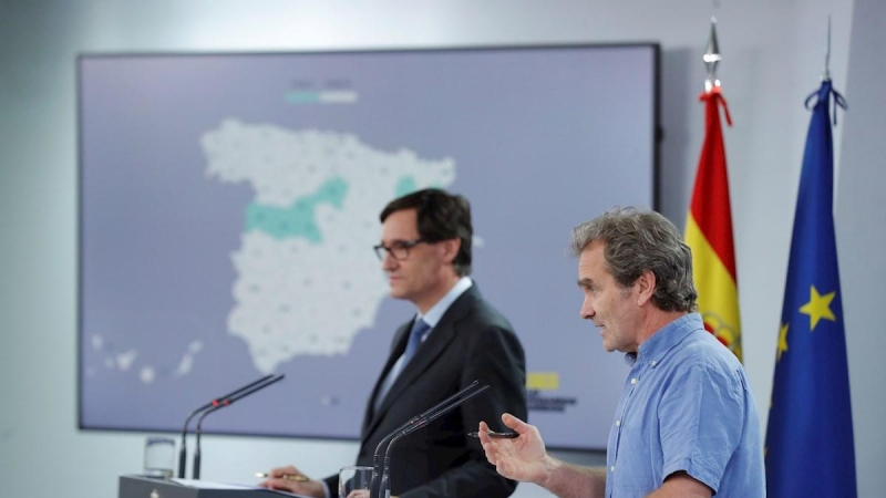 El ministro de Sanidad, Salvador Illa (i) y el director del Centro de Alertas y Emergencias Sanitarias, Fernando Simón (d) durante la rueda de prensa en la Moncloa este viernes. EFE