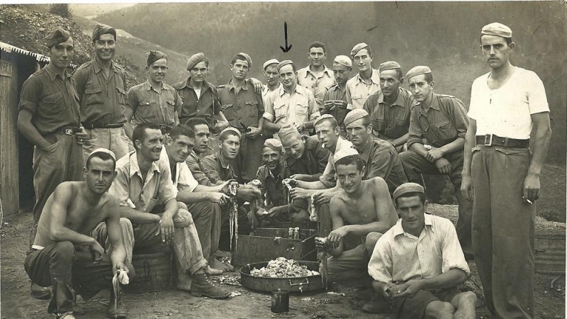 Luis Ortiz Alfau (señalado en el centro), con otros trabajadores forzados. ARCHIVO DE LUIS ORTIZ ALFAU