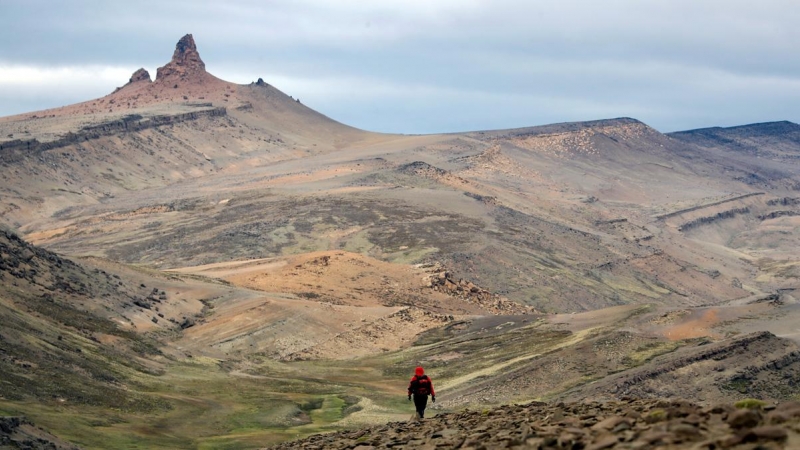 Un investigador camina en el Parque Nacional Torres del Paine, Patagonia, Chile, en esta fotografía tomada en febrero de 2020 y presentada el 11 de junio de 2020. Felipe Trueba / EPA