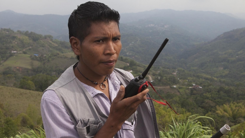 Un guardia indígena nasa realizando labores de control territorial en el Norte de la región colombiana del Cauca. JAVIER SUL.