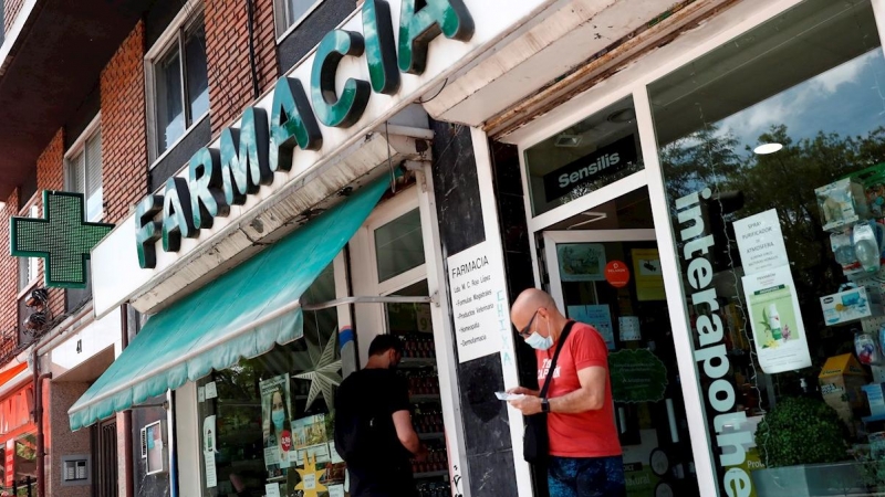 Un hombre sale de una farmacia de Madrid, en una imagen de archivo. EFE/ Mariscal