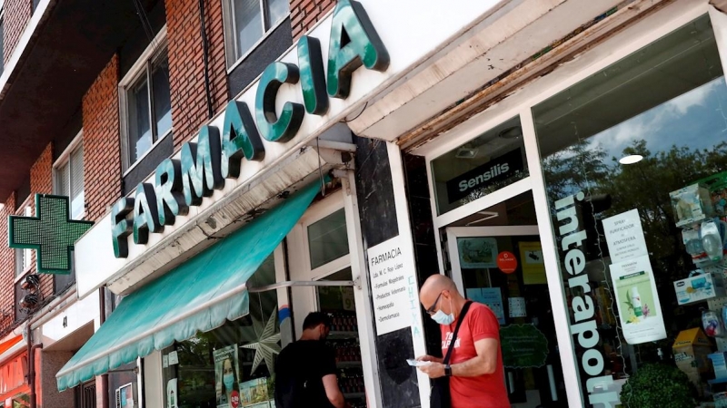 Un hombre sale de una farmacia de Madrid, en una imagen de archivo. EFE/ Mariscal