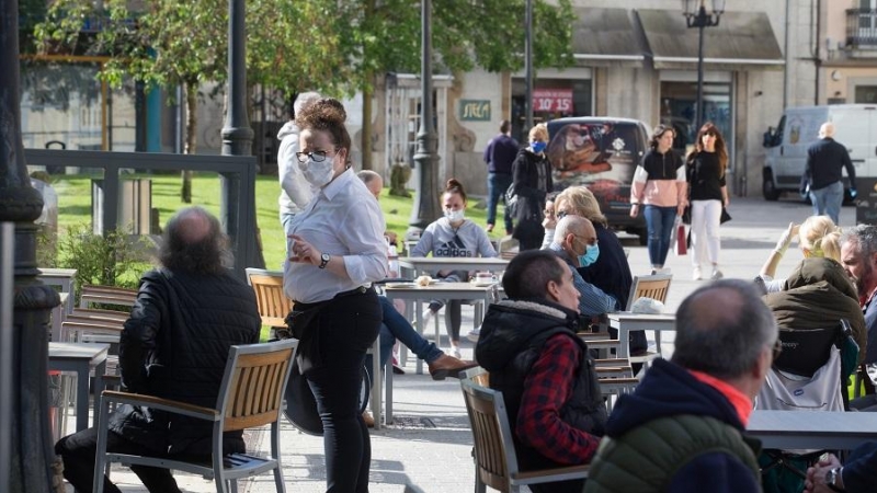 Clientes en una terraza de la capital de Lugo, el día que en el que la provincia pasa junto al resto de las que componen Galicia -Pontevedra, A Coruña y Ourense- a la Fase 1. Carlos Castro / Europa Press