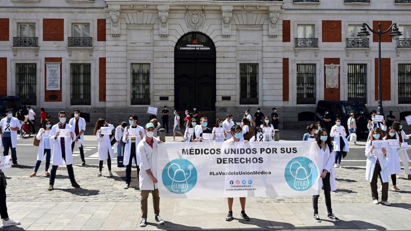 La organización Médicos Unidos por sus Derechos organiza este sábado ante la sede del gobierno regional de Madrid, en la Puerta del Sol, una concentración y un minuto de silencio por los sanitarios fallecidos durante la pandemia de COVID-19. EFE/Víctor Le