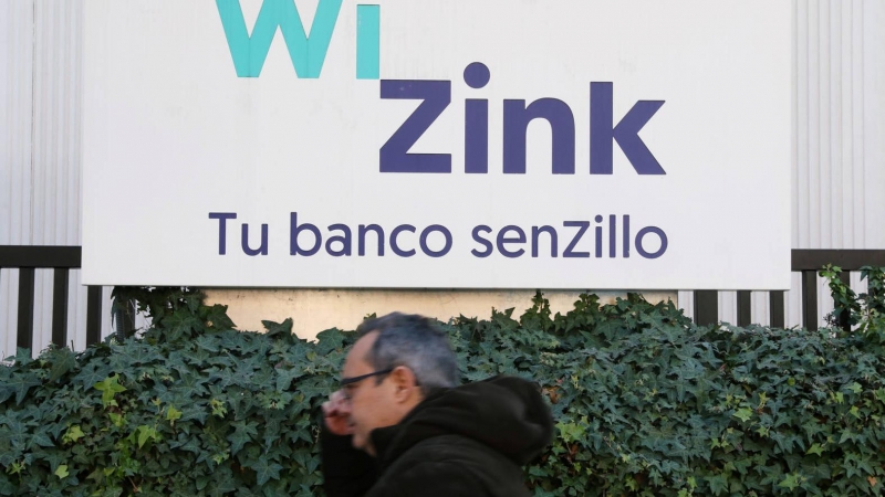 Una persona camina frente a las oficinas centrales de Wizink, en Madrid. REUTERS