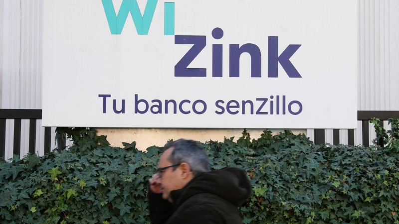 Una persona camina frente a las oficinas centrales de Wizink, en Madrid. REUTERS
