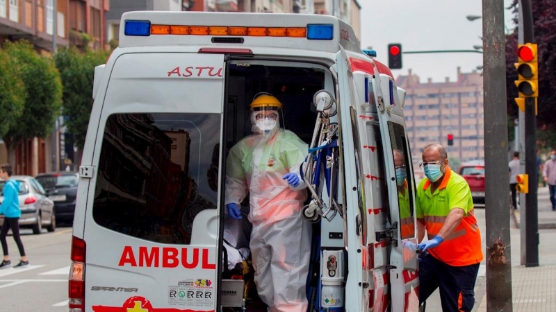 Una ambulancia en el centro de Gijón. EFE/Alberto Morante/Archivo