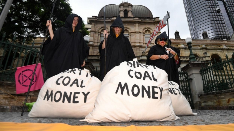 Activistas del movimiento Extinction Rebellion, en una manifestación frente al parlamento regional en la ciudad australiana de Brisbane. E.P./AAP Image/Dan Peled/DPA