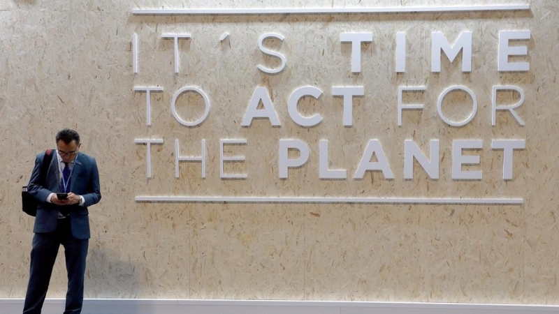 Un hombre junto al lema de la Cumbre de la ONU sobre el Cambio Climático (COP25), celebrada en Madrid en diciembre de 2019 . E.P./Clara Margais/dpa