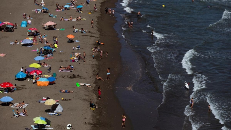 Numerosas personas disfrutan del buen tiempo en la playa del Rincón de la Victoria en Málaga, durante la fase 3 de desescalada a causa de la pandemia del coronavirus. EFE/ Jorge Zapata