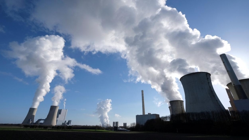 Plantas térmicas 'Neurath New' y 'Neurath Old', de la energética alemana RWE, en Neurath, al noroeste de Colonia. REUTERS / Wolfgang Rattay