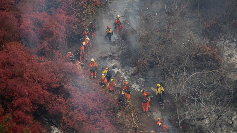 Un equipo de extinción trata de abrir una barrera para contener el fuego en un incendio forestal en las colinas de Santa Bárbara, en el estado de California (EEUU), en noviembre de 2019. REUTERS/David McNew
