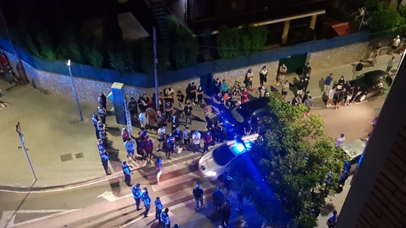 Cordó de seguretat dels Mossos d'Esquadra per evitar que els agressors de l'atac racista a un edifici de joves migrants no poguessin accedir a la façana de l'habitatge. @SaraMMP