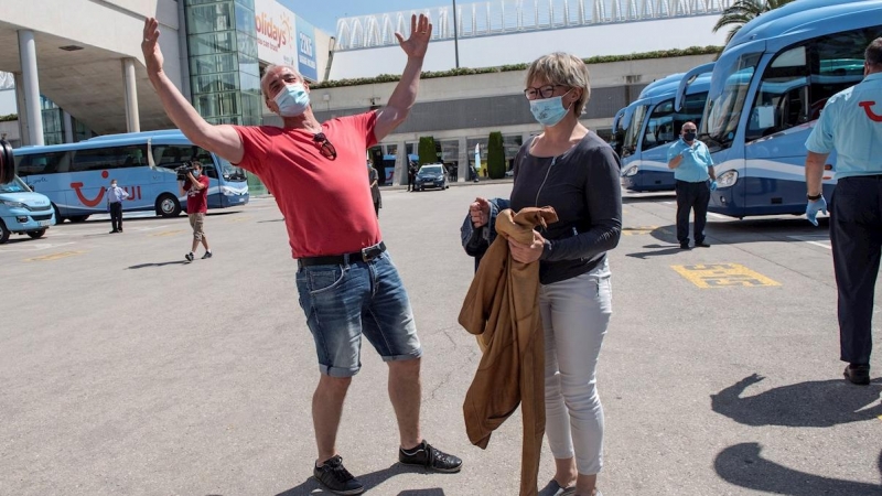 15/06/2020.- Una pareja de turistas alemanes a su llegada este lunes al aeropuerto de Palma. / EFE - ATIENZA