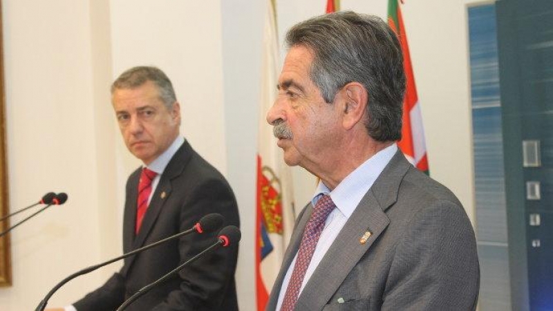 El presidente de Cantabria, Miguel Ángel Revilla, junto al lehendakari, Íñigo Urkullu, en una imagen de archivo.