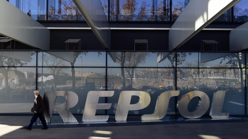 El logo de la petrolera Repsol, en el exterior de su sed en Madrid. AFP/PIERRE-PHILIPPE MARCOU