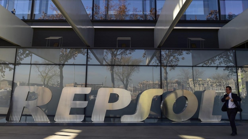 El logo de la petrolera Repsol, en el exterior de su sed en Madrid. AFP/PIERRE-PHILIPPE MARCOU
