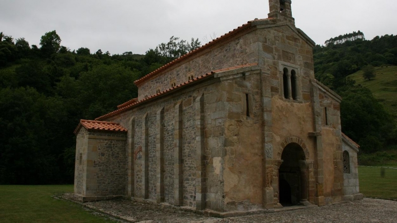 Fachada del lado norte de la Iglesia prerrománica de San Salvador de Valdediós en Asturias. WIKIPEDIA