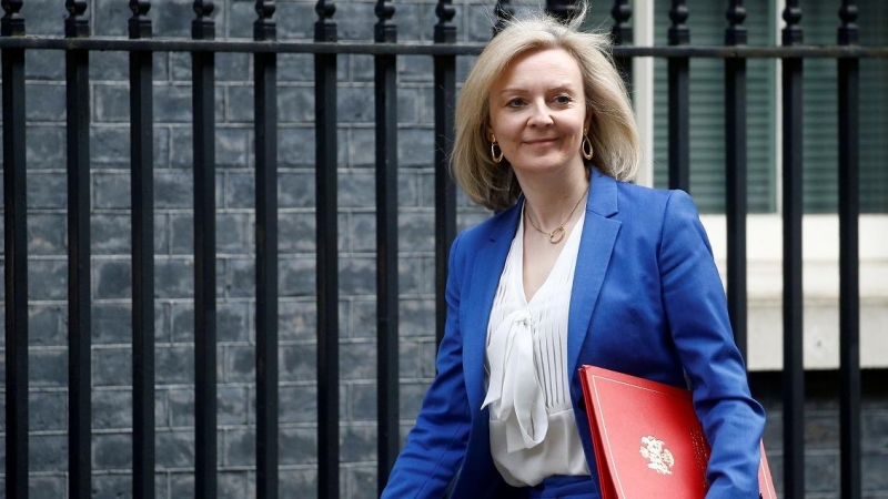 La ministra de Mujer e Igualdad (y secretaria de Estado de Comercio Internacional), Liz Truss, en  Downing Street, para acudir a una reunión del Gobierno británico, en Londres.. REUTERS/Henry Nicholls