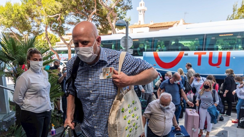 Llegada de los primeros turistas alemanes al Hotel Riu Concordia de Palma este lunes. El plan piloto para la llegada de turistas extranjeros a las islas Baleares bajo supervisión de las autoridades sanitarias de las islas se ha estrenado con la llegada a