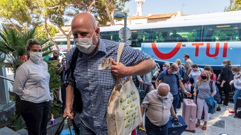 Llegada de los primeros turistas alemanes al Hotel Riu Concordia de Palma este lunes. El plan piloto para la llegada de turistas extranjeros a las islas Baleares bajo supervisión de las autoridades sanitarias de las islas se ha estrenado con la llegada a