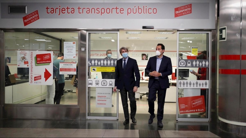 El vicepresidente de la Comunidad de Madrid, Ignacio Aguado,  junto al consejero de Transportes, Ángel Garrido. - EFE