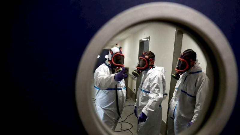 Operarios trabajan en la desinfección con ozono de la residencia Casablanca, en el barrio madrileño de Villaverde. EFE