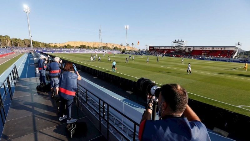 Jugadores de Levante y Sevilla durante su encuentro de Liga celebrado en el estadio Camilo Cano, en la Nucia, Alicante, este lunes. EFE / Manuel Lorenzo