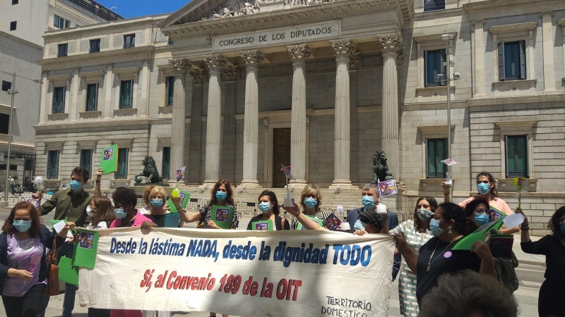 Una representación de las trabajadoras de hogar y cuidados a las puertas del Congreso de los Diputados / ASOCIACIONES DE TRABAJADORAS DE HOGAR Y CUIDADOS