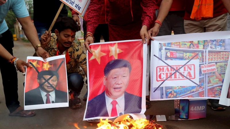 Manifestantes gritan consignas y queman retratos del presidente chino, Xi Jinping, en Bhopal (India),  tras conocerse la muerte de los soldados indios. - EFE