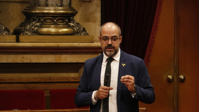 Pla mitjà del conseller d'Interior, Miquel Buch, durant la sessió de control al Parlament. SÍLVIA JARDÍ / ACN