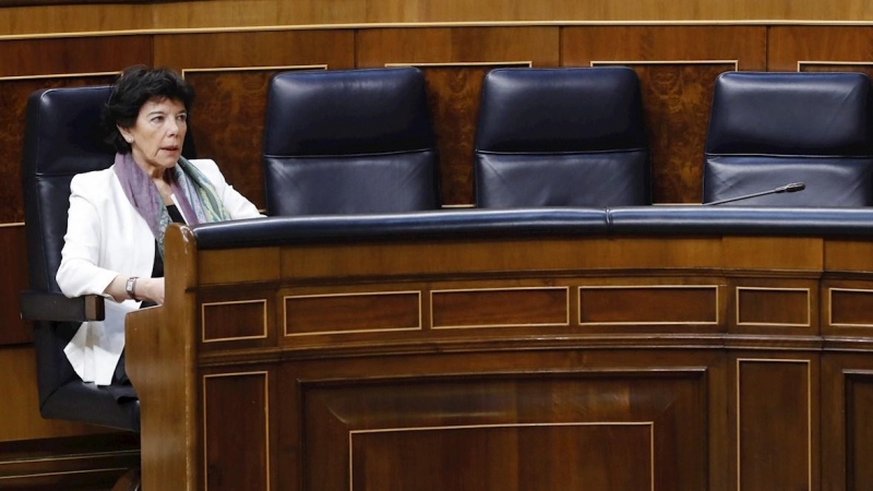 La ministra de Educación, Isabel Celaá, durante el pleno que este miércoles se celebra en el Congreso, donde llega el proyecto de ley orgánica educativa que lidera Celaá, para enfrentarse a las enmiendas a la totalidad presentadas por PP, Vox y Ciudadanos