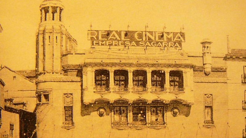 Real Cinema. Plaza de la Ópera, obra de T. Anasagasti / Flickr