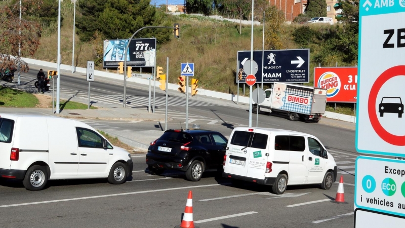 Imatge d'un senyal de la ZBE instal·lat al ramal de la sortida 14 de la Ronda de Dalt, a l'Hospitalet de Llobregat, el 23 de desembre de 2019. ACN