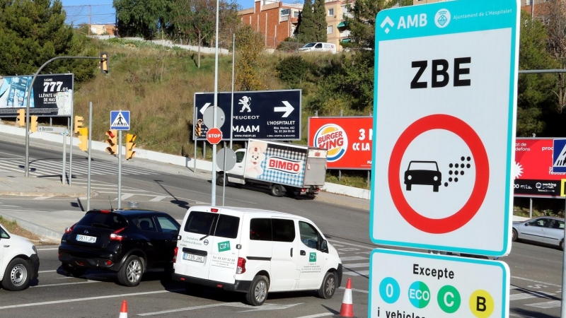 Imatge d'un senyal de la ZBE instal·lat al ramal de la sortida 14 de la Ronda de Dalt, a l'Hospitalet de Llobregat, el 23 de desembre de 2019. ACN