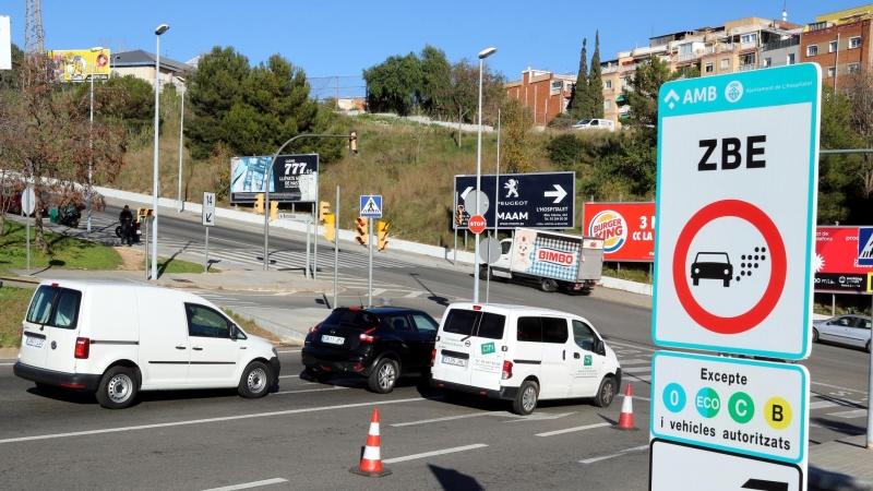 Imatge d'un senyal de la ZBE instal·lat al ramal de la sortida 14 de la Ronda de Dalt, a l'Hospitalet de Llobregat, el 23 de desembre de 2019. ACN