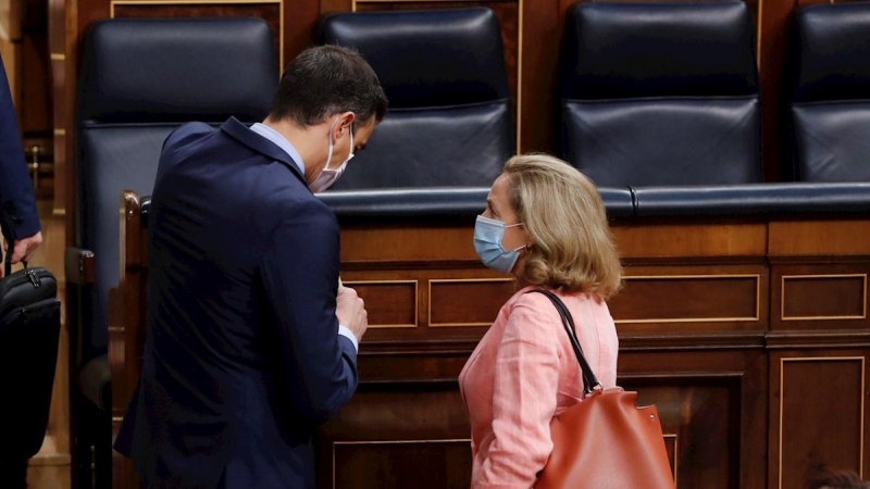 El presidente del Gobierno, Pedro Sánchez, conversa con la vicepresidenta económica, Nadia Calviño, al inicio de la última sesión de control al Ejecutivo bajo el estado de alarma que se celebra este miércoles en el Congreso. EFE/ Ballesteros