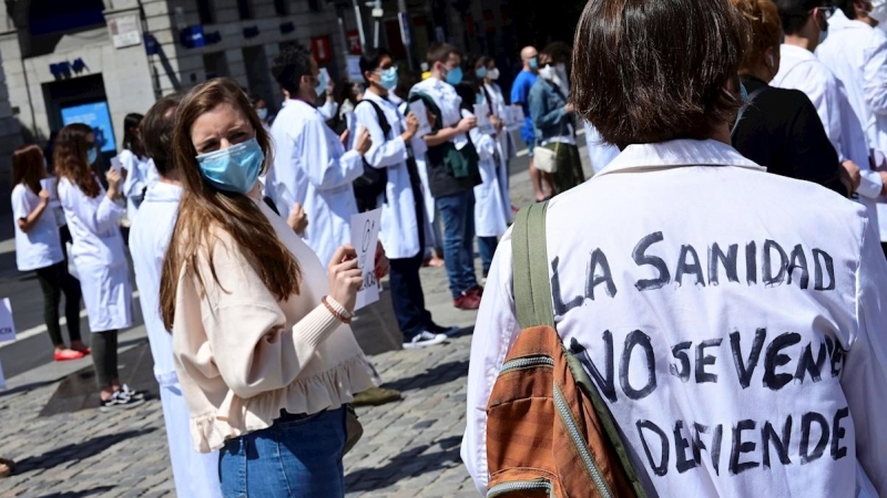 La organización Médicos Unidos por sus Derechos, durante una concentración ante la sede del gobierno regional de Madrid, en la Puerta del Sol. - EFE