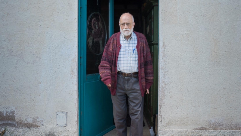 Arcadi Oliveres, a casa seva, a punt per atendre a 'El Quinze'. MIGUEL VELASCO ALMENDRAL