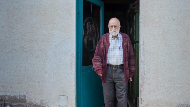 Arcadi Oliveres, a casa seva, a punt per atendre a 'El Quinze'. MIGUEL VELASCO ALMENDRAL