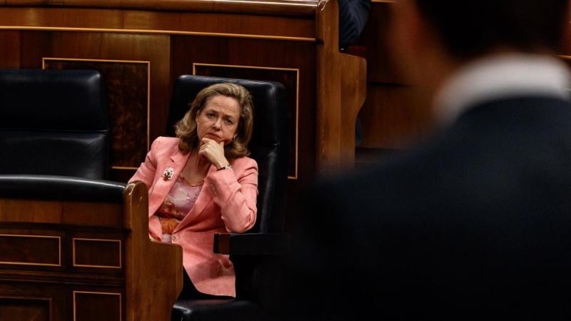 La vicepresidenta de Asuntos Económicos, Nadia Calviño, atiende a una pregunta durante la sesión de Control al Gobierno celebrada en el Congreso de los Diputados. E.P./Dani Duch / Pool